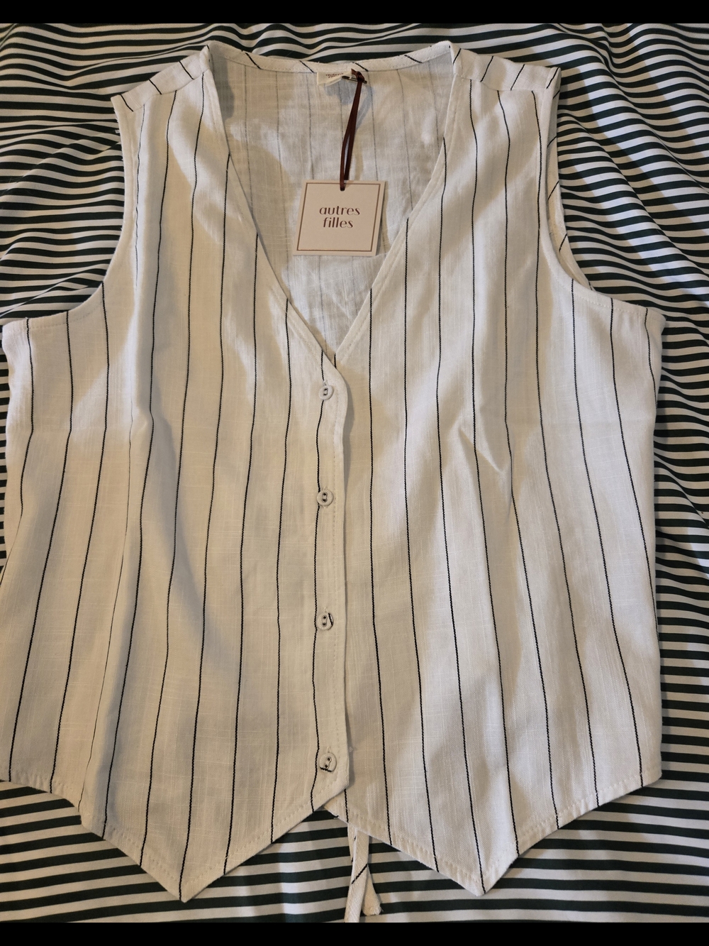 autres filles White Striped Button-Front Sleeveless Top